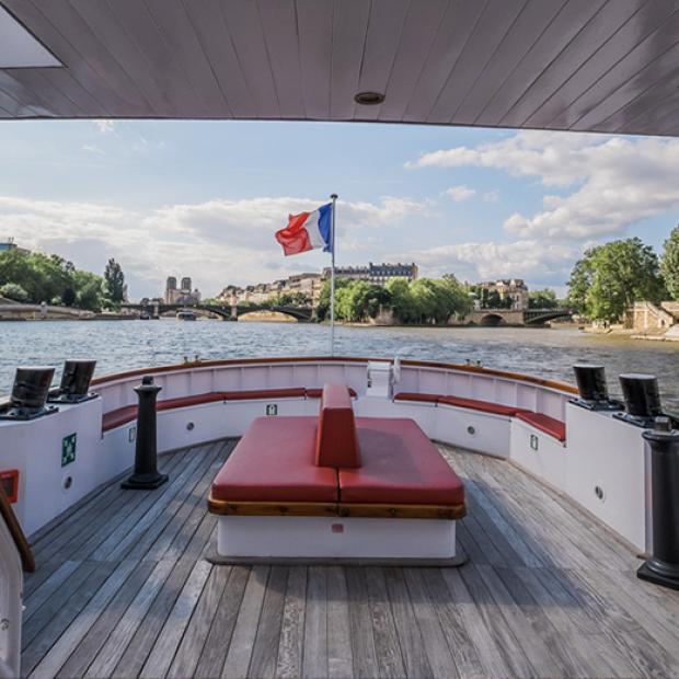 pont-yacht-drapeau-flottant