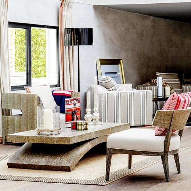 chaise-blanche-et-table-basse