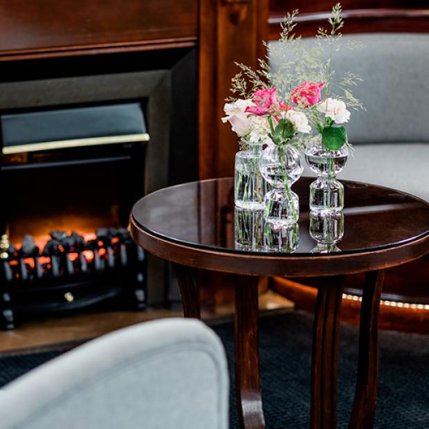 table-en-bois-cheminee-et-roses