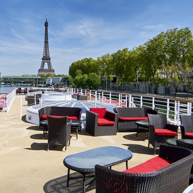 canape-rouge-et-noir-croisiere-sur-la-seine